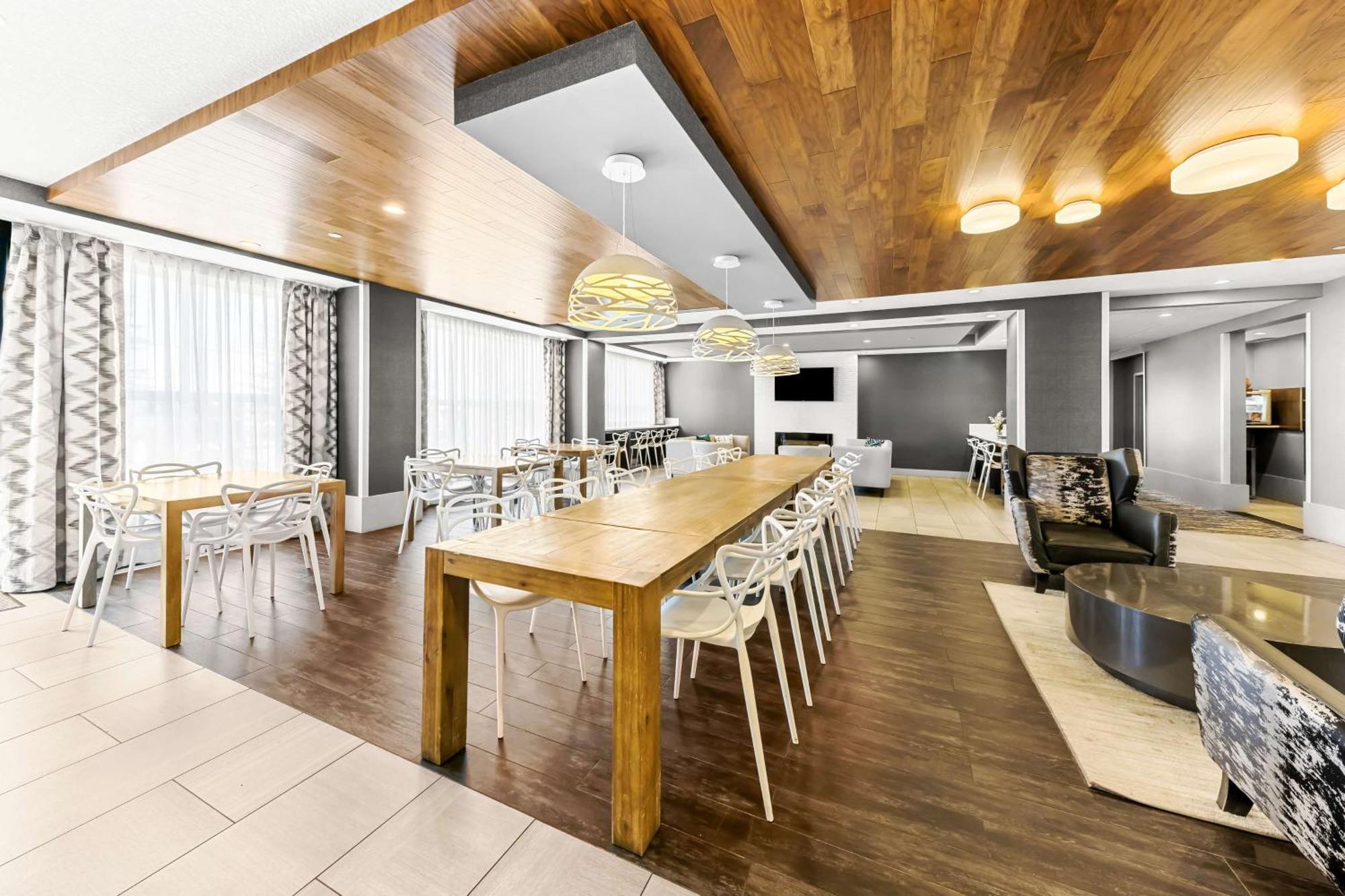 Best Western Plus Airdrie Gateway Exterior photo